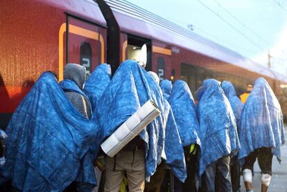 Refugiados se embarcan en un tren rumbo a Viena en la estación de Nickelsdorf, en la frontera con Hungría.