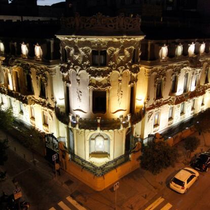 Fachada iluminada del edificio de la Sociedad General de Autores y Editores (SGAE) en Madrid.