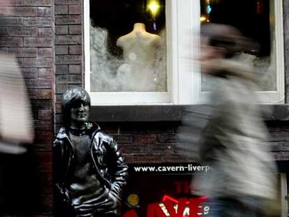 Escultura que representa a John Lennon, en Liverpool.