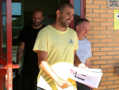 Carlos Aranda (en primer término) y Raúl Bravo salen de la prisión de Zuera (Zaragoza).