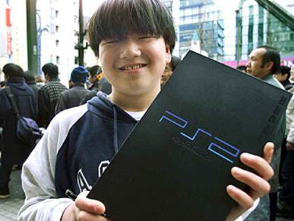 Un estudiante japonés con su recién adquirida PlayStation 2.