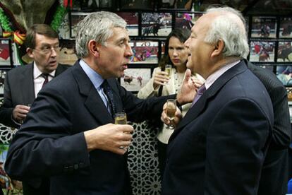 Miguel Ángel Moratinos, ministro de Asuntos Exteriores, con su homólogo británico, Jack Straw, en octubre pasado.