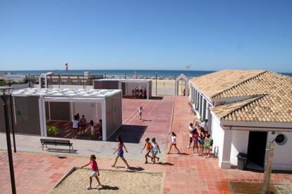 Dentro de la gama de albergues en primera línea de playa ofertados por la REAJ, destaca este complejo costero onubense a pies de la Punta de la Canaleta, ideal para vacaciones lowcost. Entre sus servicios destacan pistas deportivas, salón de actos, sala de televisión y reuniones. Posee habitaciones para discapacitados. Realizan actividades vinculadas con la naturaleza, especialmente el mar. Desde 16 euros.