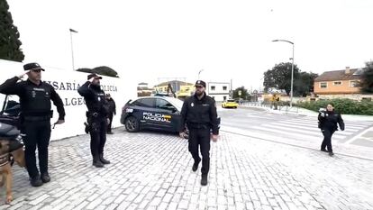 El inspector Francisco G.S, este lunes a su llegada al puesto de trabajo en la Comisaría de Algeciras.