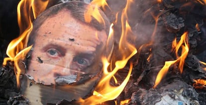 Imagen de Macron ardiendo durante una manifestaci&oacute;n en Nantes (Francia), el d&iacute;a 7.