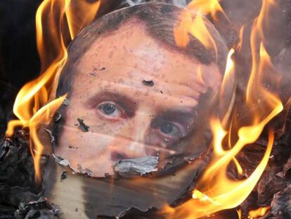 Imagen de Macron ardiendo durante una manifestaci&oacute;n en Nantes (Francia), el d&iacute;a 7.