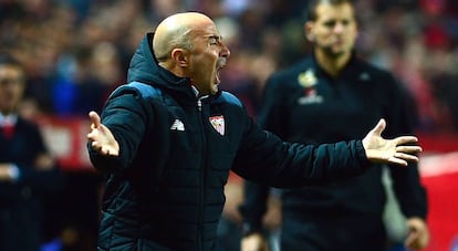 Sampaoli gesticula en el pasado duelo ante el Madrid.