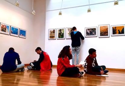 Estudiantes tomando notas en la visita a la exposicin CIUDAD 12. Sala Axarqua. Rincn de la Victoria (Mlaga)