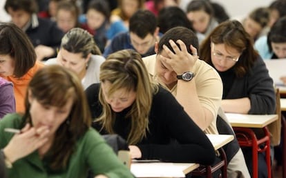 Alumnos de la UNED durante un examen.