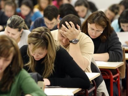 Alumnos de la UNED durante un examen.