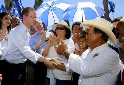 Ricardo Anaya candidato presidencial de la coalición México al frente esperan a su llegada al municipio de Lagos de Moreno, Jalisco.