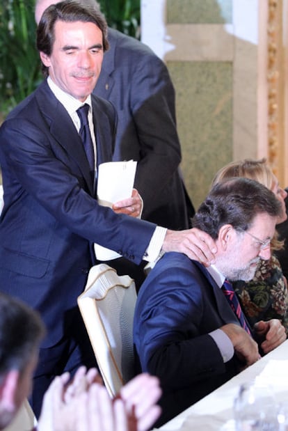 El ex presidente del Gobierno José María Aznar saluda a Mariano Rajoy en un acto celebrado ayer en Madrid.