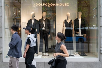 Exterior de una tienda de Adolfo Domínguez en Madrid.