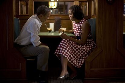 Fotografía del matrimonio Obama tomada por el fotógrafo oficial de campaña electoral.