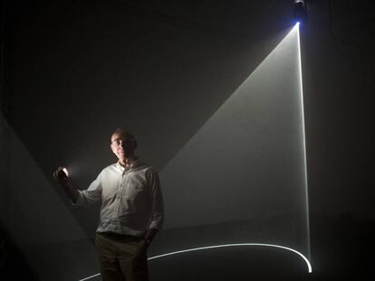 Anthony McCall posa en una de sus creaciones instaladas en la Galeria Gaspar de Barcelona. 