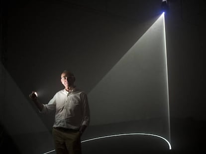 Anthony McCall posa en una de sus creaciones instaladas en la Galeria Gaspar de Barcelona.