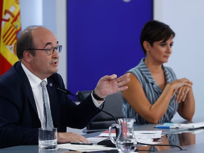 Miquel Iceta junto a Isabel Rodríguez, durante la rueda de prensa tras el Consejo de Ministros, este martes.