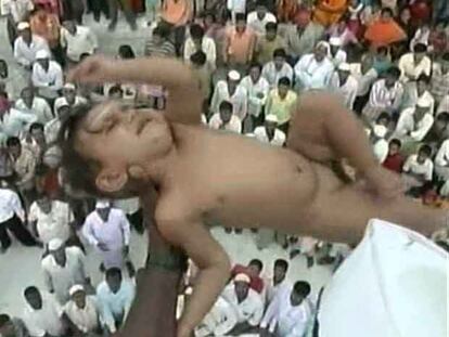 Bebés recién nacidos son lanzados desde gran altura en la India