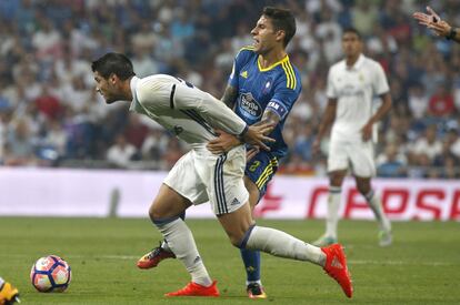 El delantero del Real Madrid Álvaro Morata (i) disputa un balón con el defensa del Celta de Vigo Hugo Mallo (d), durante el encuentro correspondiente a la segunda jornada de primera división que juegan esta tarde en el estadio Santiago Bernabéu.