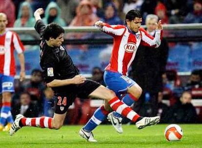 Javi Martínez intenta arrebatar el balón a Agüero en el encuentro contra el Atlético.