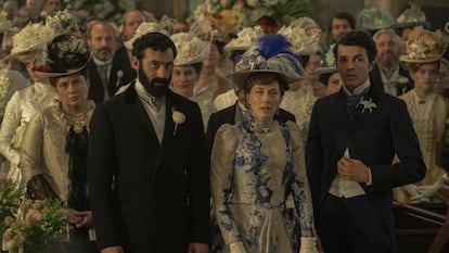 Merritt Wever, Morgan Spector, Carrie Coon y Harry Richardson, en la tercera temporada de 'La edad dorada'.