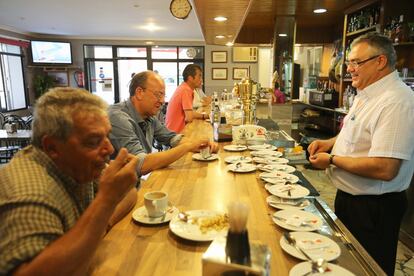 Monago desayuna en la barra de la cafetería de una gasolinera.