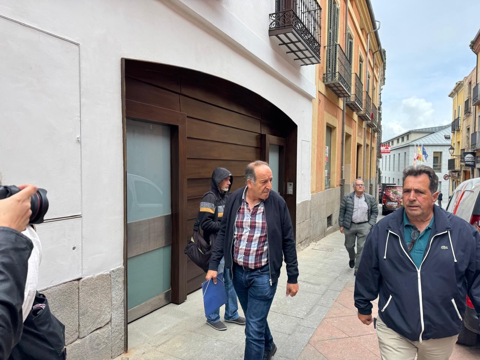 El alcalde del pueblo de Ávila acusado por sus cánticos pedófilos niega su culpabilidad frente al juez