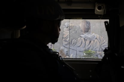 Soldados españoles patrullan en paralelo a la Línea Azul. Diego Ibarra Sánchez para el PAÍS