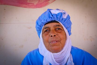 Khadija Boumad, productora de aceite de argán en Marruecos. “Trabajo en la cooperativa desde su creación en 2004. Recibí clases de alfabetización y ahora muelo las nueces de argán. Aprendí a escribir mi nombre y mi número de teléfono. Me encanta todo lo que hago en mi trabajo: el despulpado, el prensado del argán. Estoy feliz de trabajar aquí. A través de nuestra labor ganamos algo de dinero que usamos para ayudar a la familia, a nuestros hijos. Compramos verduras, carne, contribuyo a la construcción de la casa, adquirimos utensilios y ropa. Mi vida ha cambiado, antes esperaba que mi marido me diera dinero, ahora gano mis propios ingresos. Estoy orgullosa porque ya no le pido a nadie. Ni mi marido ni a mi hijo”.