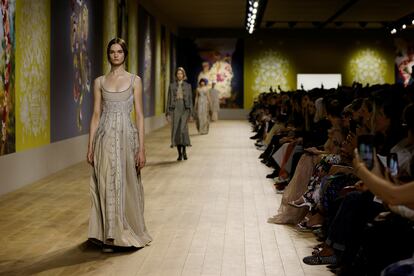 Una modelo presenta una de las creaciones de la diseñadora Maria Grazia Chiuri que forma parte de la colección de Alta Costura de Dior en París.