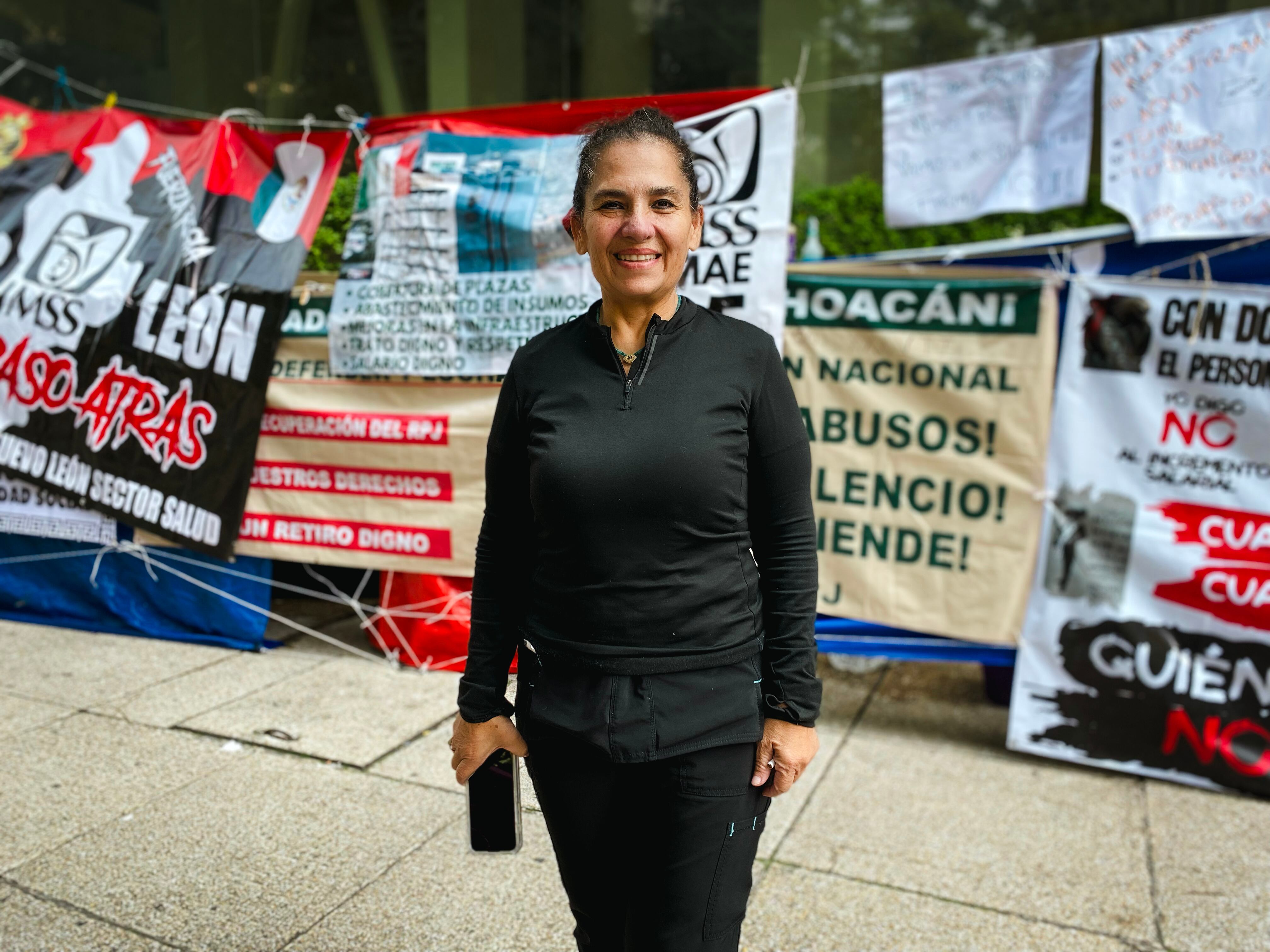 María Isabel Corral, médica, presente en el plantón en las instalaciones del IMSS, este jueves.