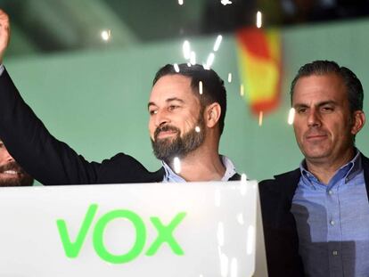El líder de Vox, Santiago Abascal, celebra sus resultados en las elecciones generales.