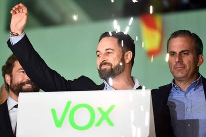 El líder de Vox, Santiago Abascal, celebra sus resultados en las elecciones generales.