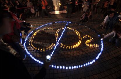 La primera edición de La Hora del Planeta, en 2007, consiguió que dos millones de personas pulsaran el interruptor para cortar la luz, acción que el año pasado acometieron mil millones de personas, la sexta parte de la población mundial. En la imagen, un crupo de activistas reconstruye en Taipei con velas una señal de "prohibido el CO2"