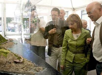 Elena Espinosa y Odón Elorza observan una maqueta de la pasarela peatonal en el litoral de Mompás.