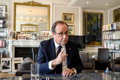 El expresidente de Francia, François Hollande, durante un encuentro con periodistas en su oficina en París, en noviembre de 2020.