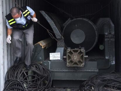 Autoridades de Panamá inspeccionan el barco en julio de 2013