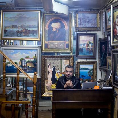 Taner Erguder, propietario de la tienda de Sufi y pinturas tradicionales, ubicada en el Gran Bazar de Estambul.