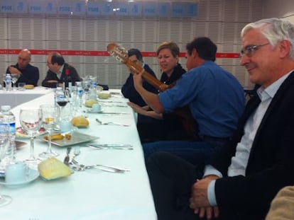 Foto de la cena en la que Zapatero se despide de la ejecutiva socialista, subida por @EduMadina a Twitter. En primer término, Barreda, al fondo, Rubalcaba, y con la guitarra, Aguilar.