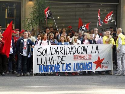 Un grupo de trabajadores de Panrico protesta ante la Audiencia.