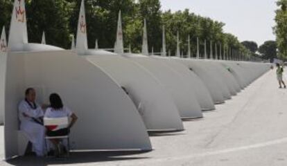 Una mujer, en uno de los confesionarios instalados en el parque del Retiro.