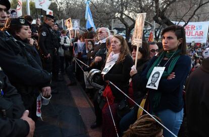 Multidão espera em frente ao tribunal de Mendoza a condenação de juízes da ditadura.