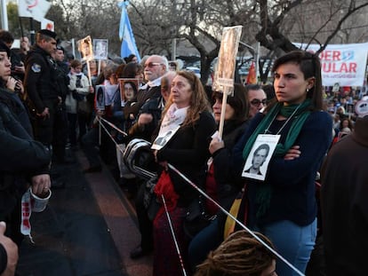 Una multitud esper&oacute; frente a los tribunales de Mendoza la condena a cuatro jueces de la dictadura militar argentina.