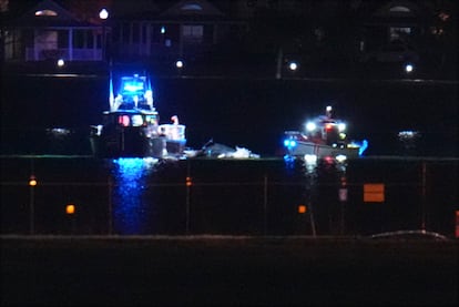 Botes de rescate en el río Potomac cerca del Aeropuerto Nacional Ronald Reagan de Washington.