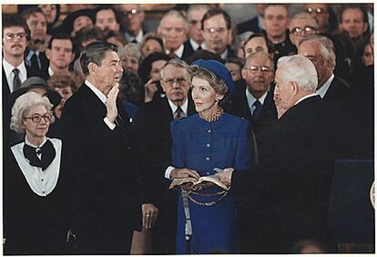 Los estadounidenses volverían a confiar en Reagan respaldándole en las elecciones de 1984 con más de 54 millones de votos y 20 puntos porcentuales de ventaja. Todo el mapa se tiñó de rojo y, gracias a eso, Reagan pudo al final de su segundo mandato dejar un país más calmado a escala global y con una mayor prosperidad económica.