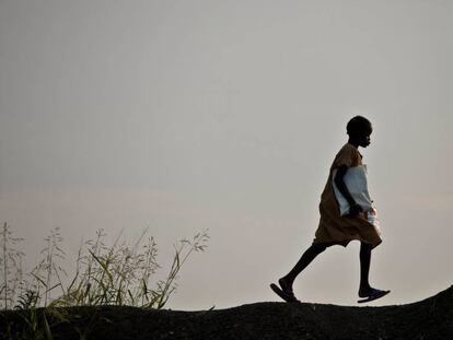  Una niña se dirige a su escula en el campo de protección de civiles de la ONU en Bentiu, Sudán del Sur, en octubre de 2016. 
 
 