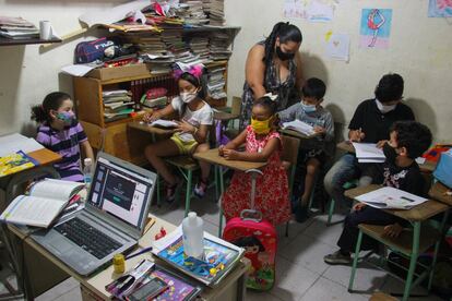 La Cruz es el barrio donde la maestra Socorro Medina ha montado su escuela. Ella ha visto cómo a los niños se les ha olvidado leer. En su casa, en una habitación de tres por tres metros, funciona desde hace años un aula con pupitres, pizarra y biblioteca, en la que atiende de seis a 12 niños de todas las edades y en todas las materias. En la pandemia ha tenido mayor demanda.