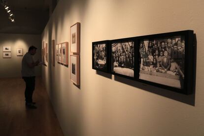 Un hombre observa algunas de las fotografías que conforman la exposición.