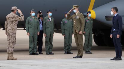 Felipe VI y Pedro Sánchez reciben a los militares tras su llegada a España desde Afganistán en mayo.