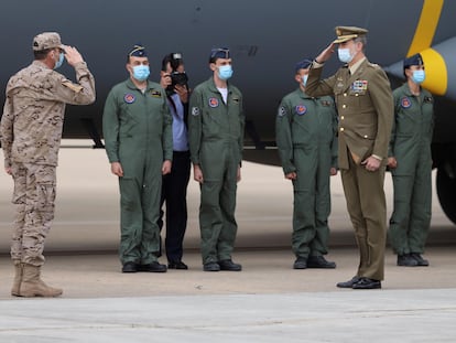 Felipe VI y Pedro Sánchez reciben a los militares tras su llegada a España desde Afganistán en mayo.